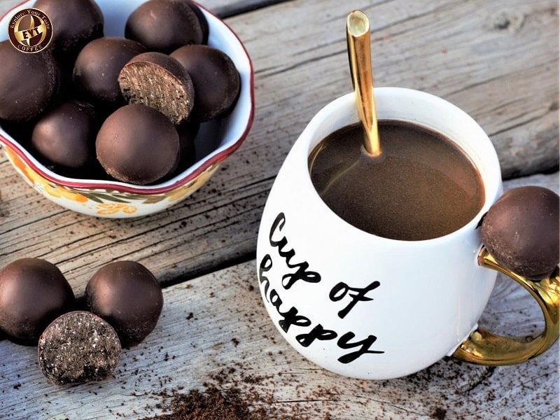 Bánh quy socola và cà phê đen nóng từ EYT Coffee với không gian gỗ mộc mạc, thích hợp thưởng thức sáng tạo và thư giãn.