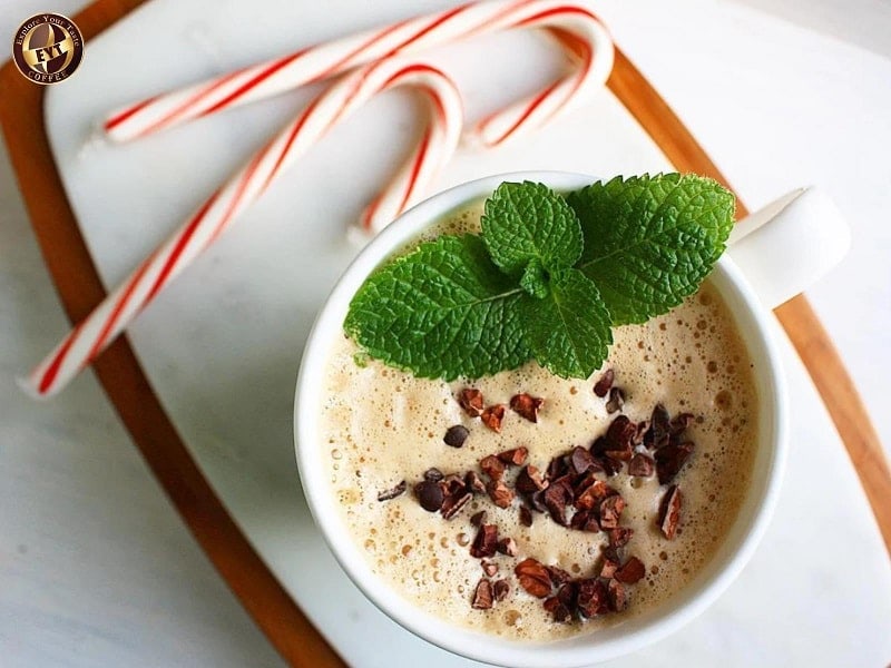 Đặc sản cà phê EYT Coffee, ly cà phê sữa hòa quyện hương vị thơm ngon, trang trí bạc hà và socola bào, thưởng thức cùng kẹo que mát lạnh, quán cà phê đẹp, phù hợp thư giãn và làm việc.